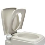 Outdoor flush toilet